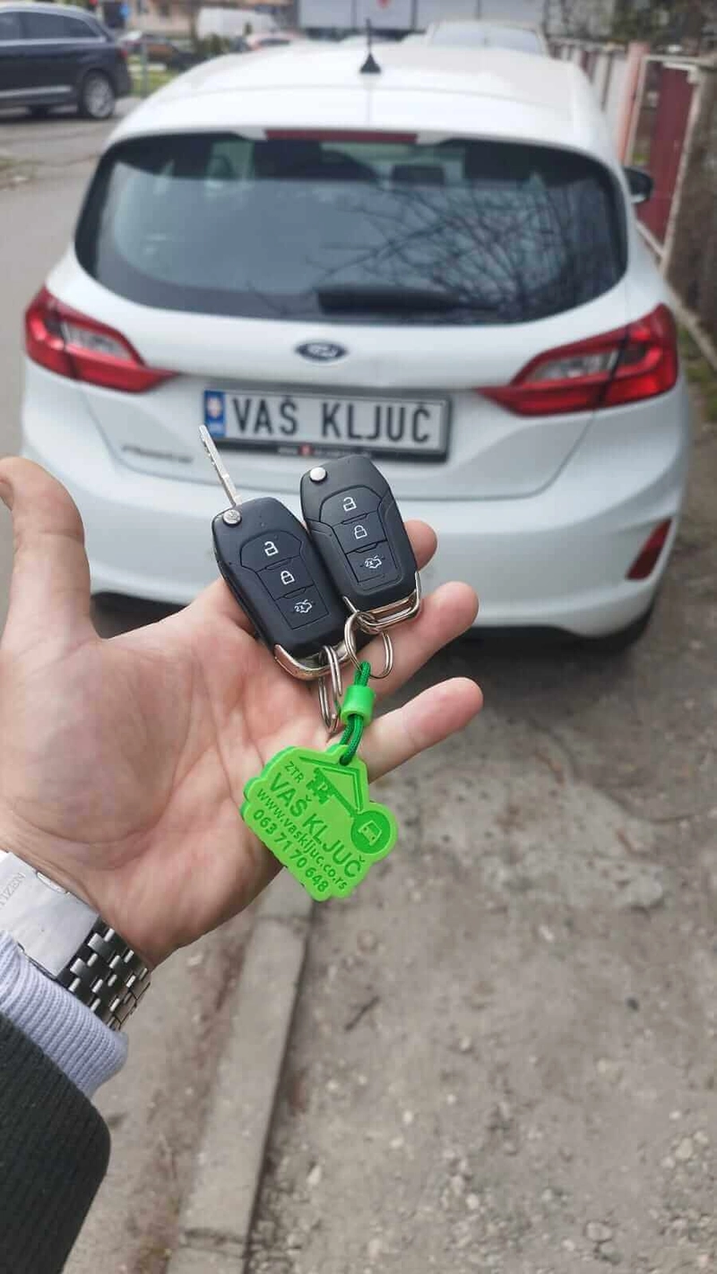 Fotografija starog i novog ključa sa daljinskim komandama