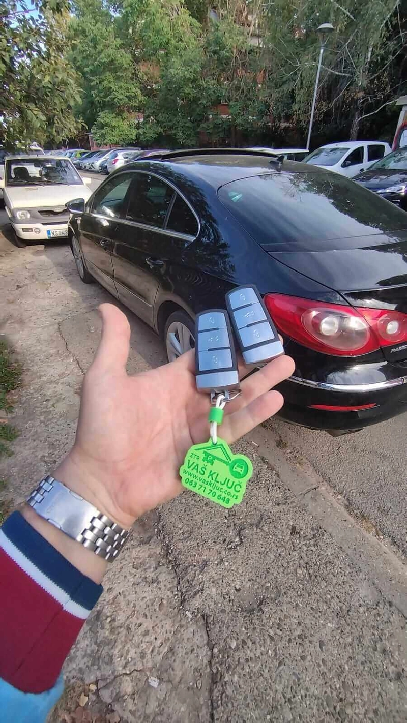 Fotografija starog i novog ključa sa daljinskim komandama