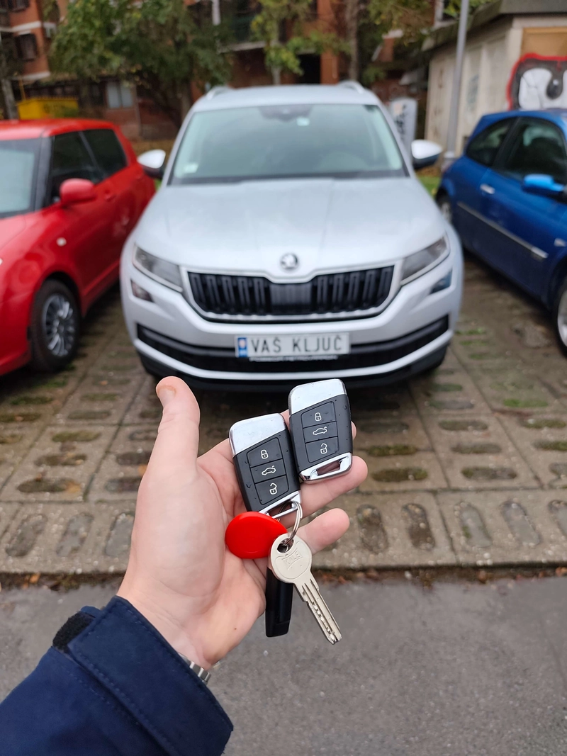 Fotografija starog i novog ključa sa daljinskim komandama