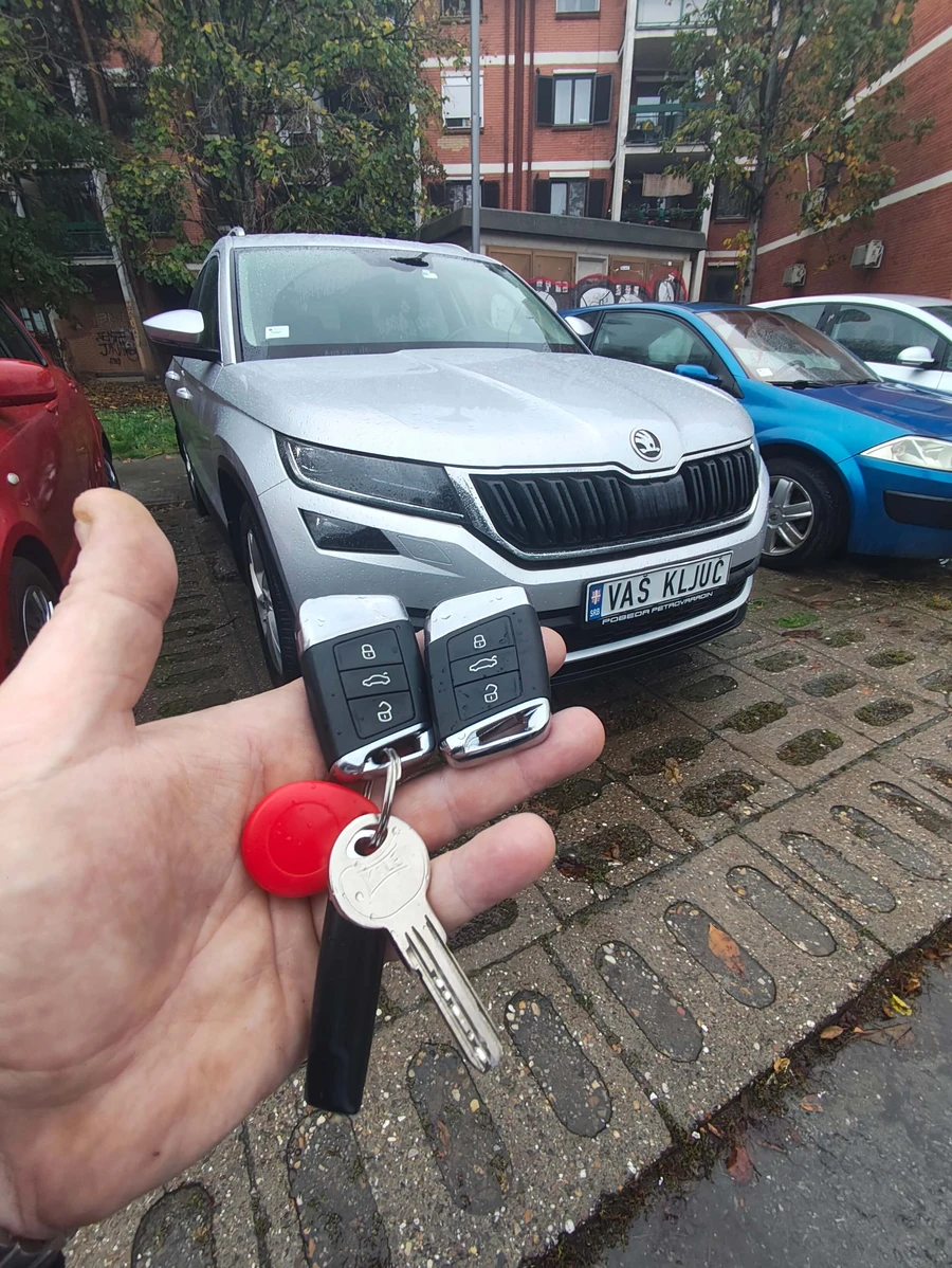 Fotografija starog i novog ključa sa daljinskim komandama 12