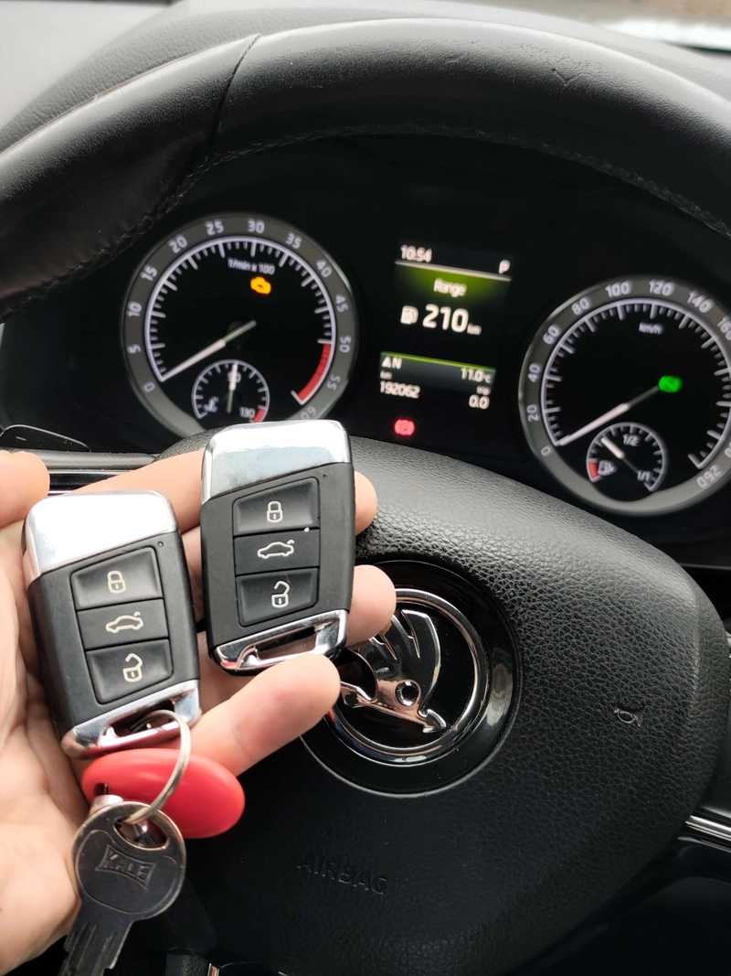 Fotografija starog i novog ključa sa daljinskim komandama