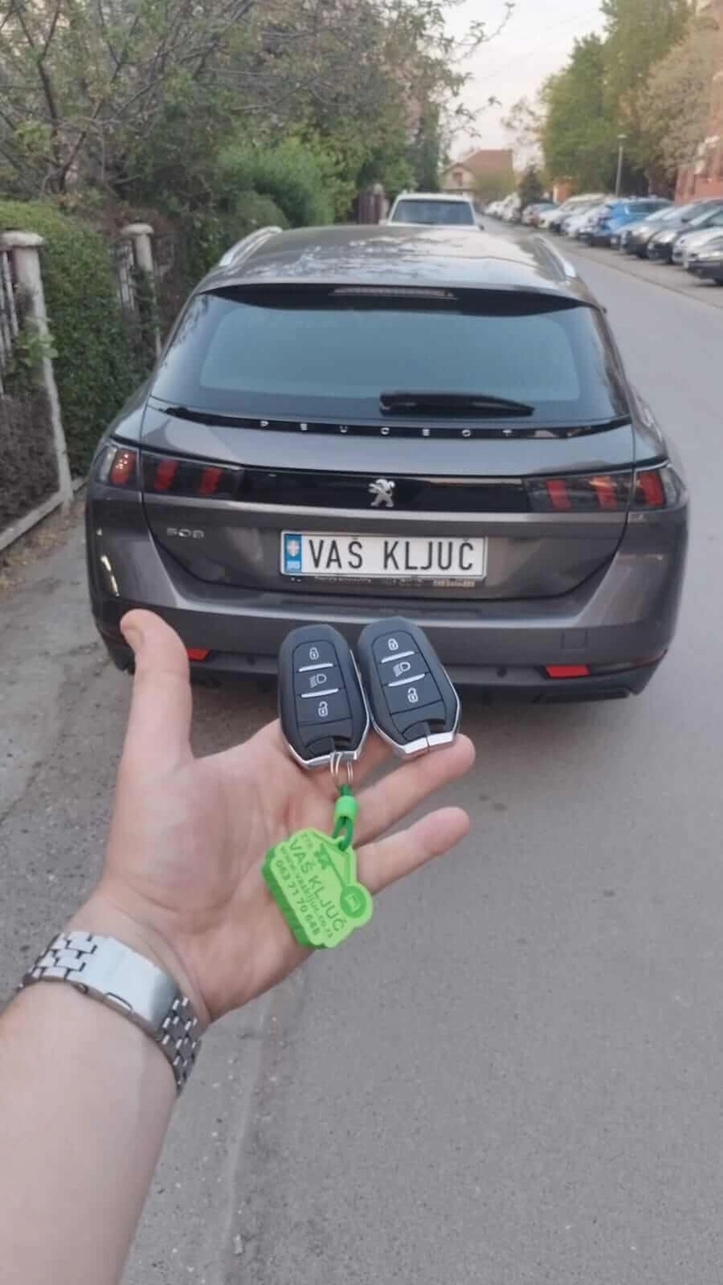 Fotografija starog i novog ključa sa daljinskim komandama