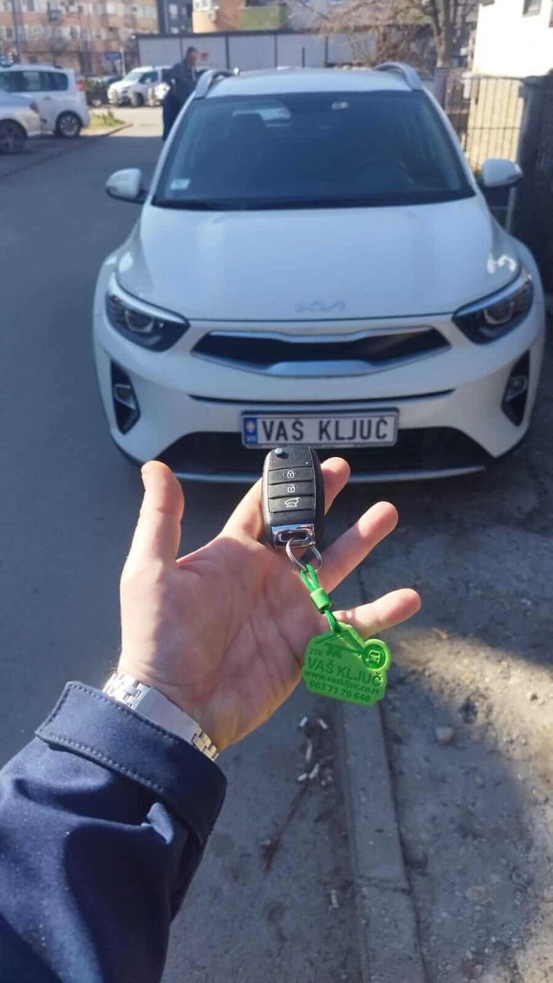 Fotografija starog i novog ključa sa daljinskim komandama