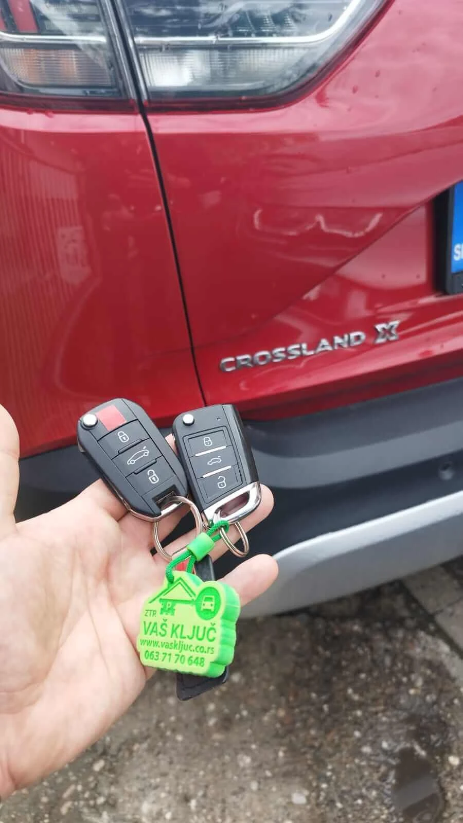 Fotografija starog i novog ključa sa daljinskim komandama 8