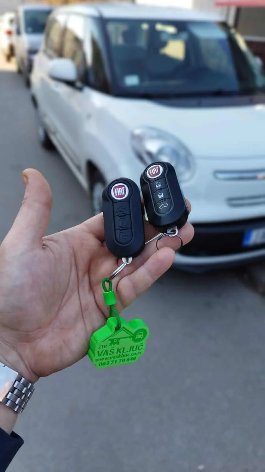 Fotografija starog i novog ključa sa daljinskim komandama 9